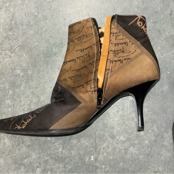 Y2K Roberto Cavalli Canvas Newspaper Print Pointed Toe Ankle Heel Boots Monogram - Picture 13 of 16